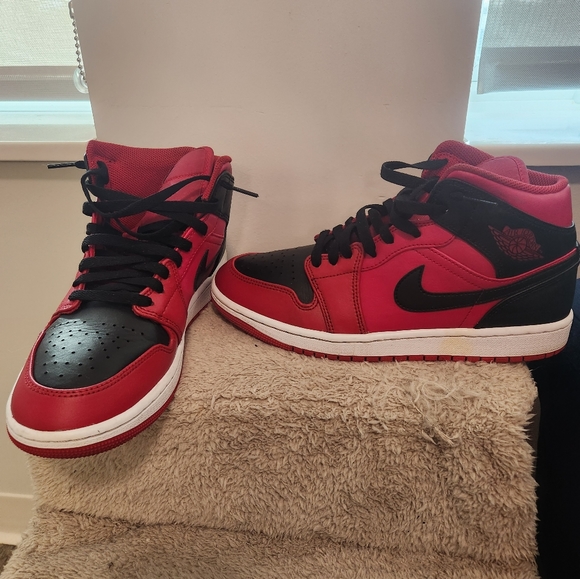 Jordan 1 Mid Reverse Bred (2021) Size 8 - Picture 5 of 7